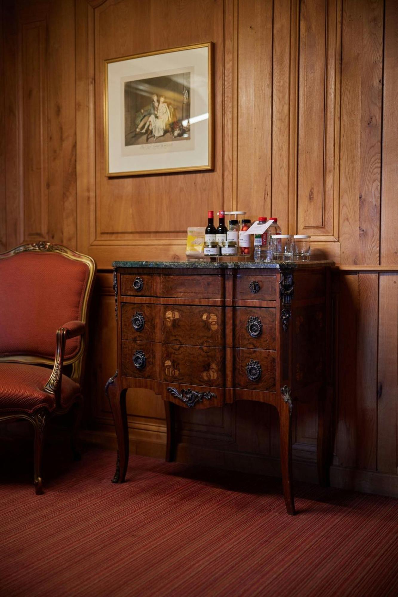 L'Hermitage Gantois, Autograph Collection Rijsel Buitenkant foto A small bar in a hotel room