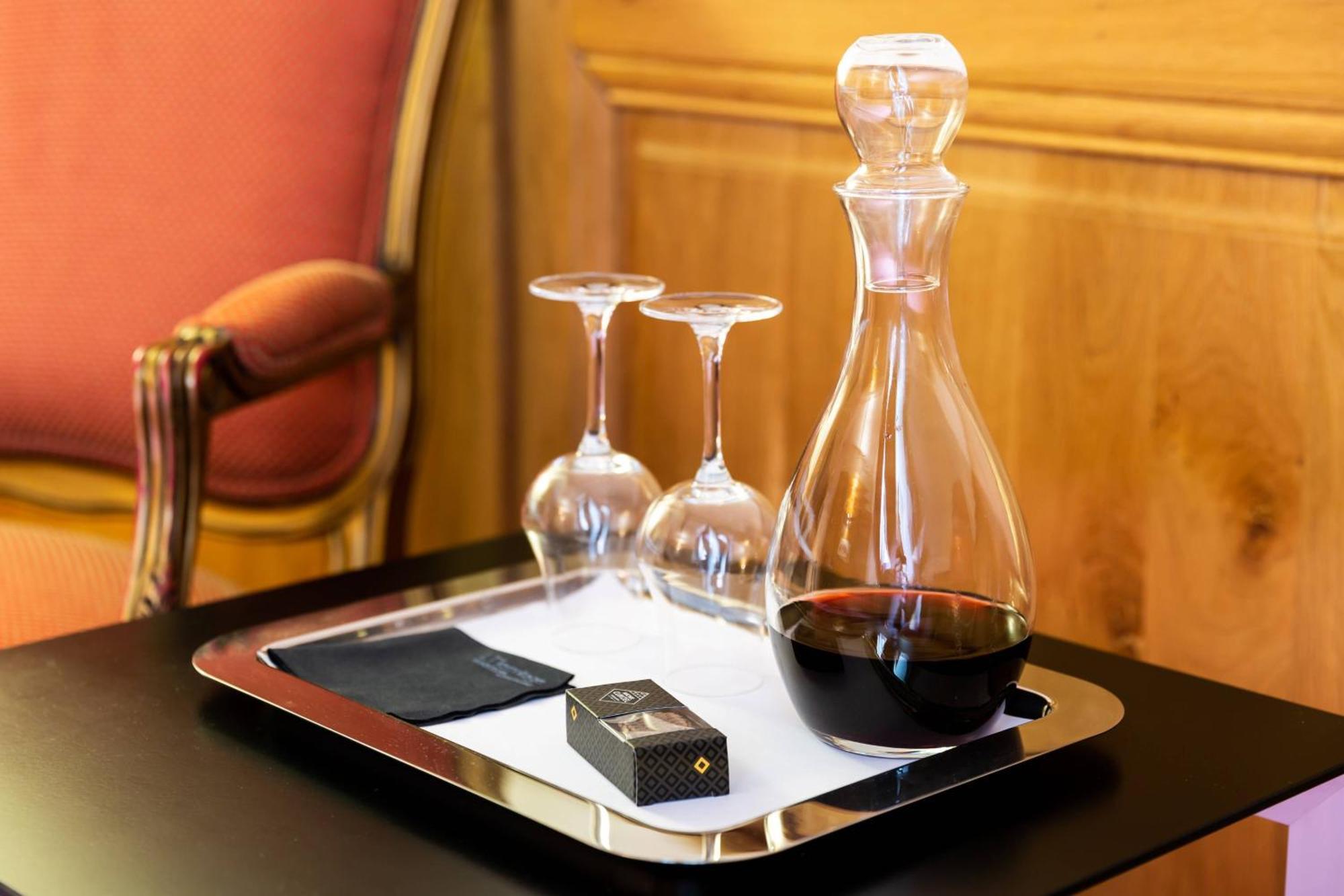 L'Hermitage Gantois, Autograph Collection Hotel Rijsel Buitenkant foto A decanter of wine